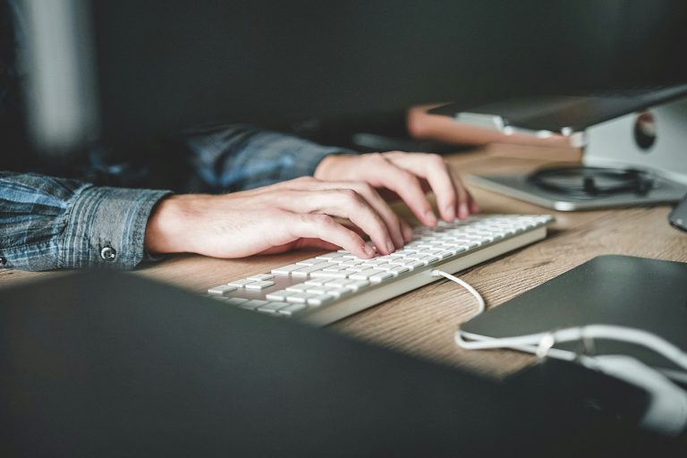 Comment humaniser un texte généré par IA : les techniques pour un contenu authentique