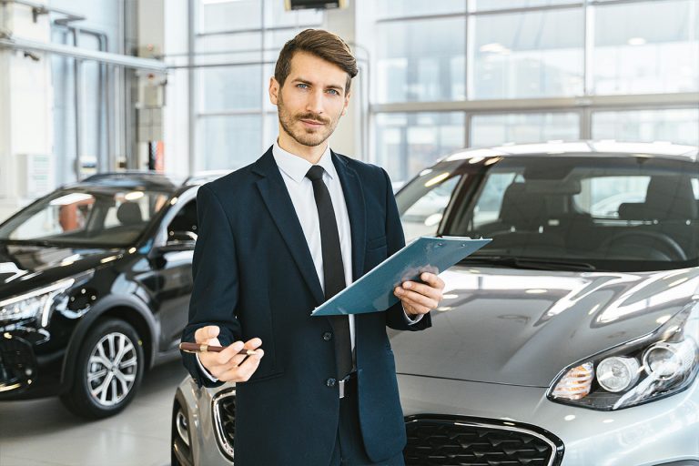 Devenir vendeur automobile : formation, salaire et débouchés