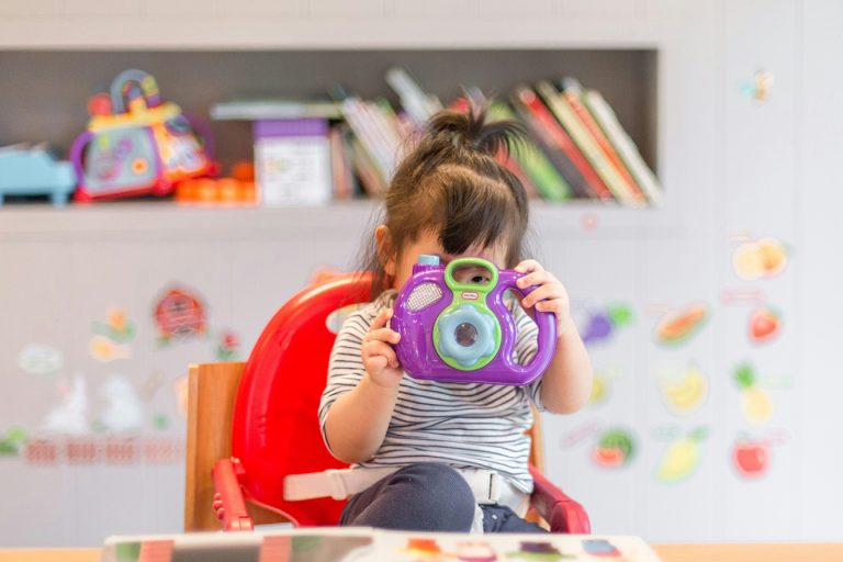 Quelle formation pour travailler en crèche : les diplômes indispensables