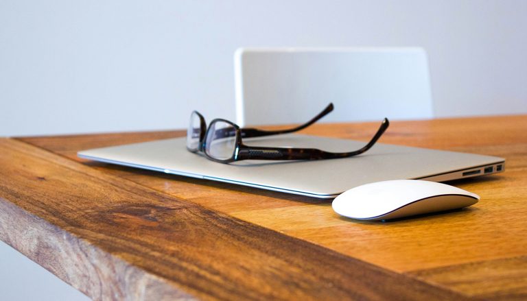 découvrez des exemples de messages et des conseils pratiques pour prévenir votre absence pour maladie par sms, email ou texte, afin de rester professionnel et clair.