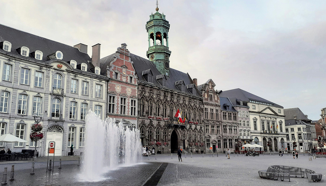 comprenez la conversion de 2500 € net en brut avec des calculs mensuels et annuels, incluant des cas spécifiques pour cadres, fonction publique, et contexte belge.