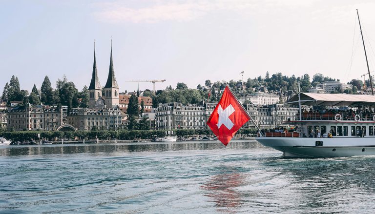 Découvrez les étapes clés pour entreprendre en Suisse et réussir votre projet professionnel dans un environnement économique dynamique et favorable aux entreprises.