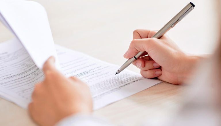 découvrez un modèle de clause ticket restaurant à intégrer dans le contrat de travail, accompagné d'un exemple concret et de conseils pratiques pour une rédaction claire et conforme.