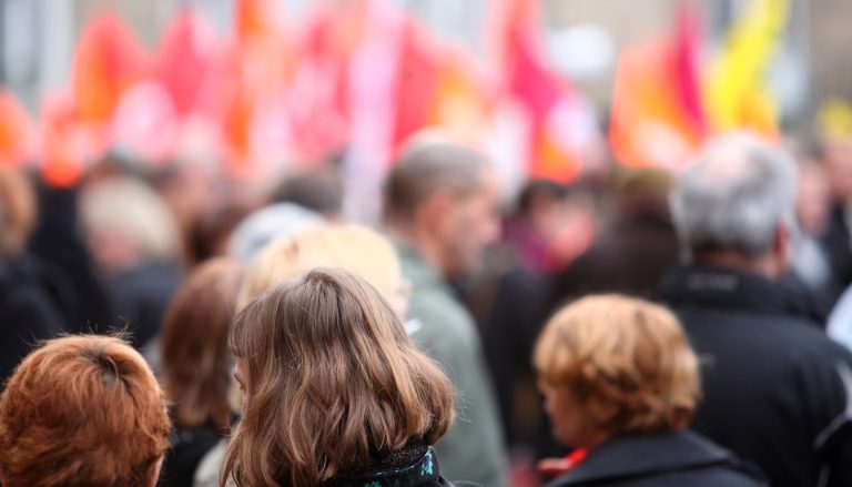 Peut-on se syndiquer en dehors de son entreprise : démarches et droits à connaître