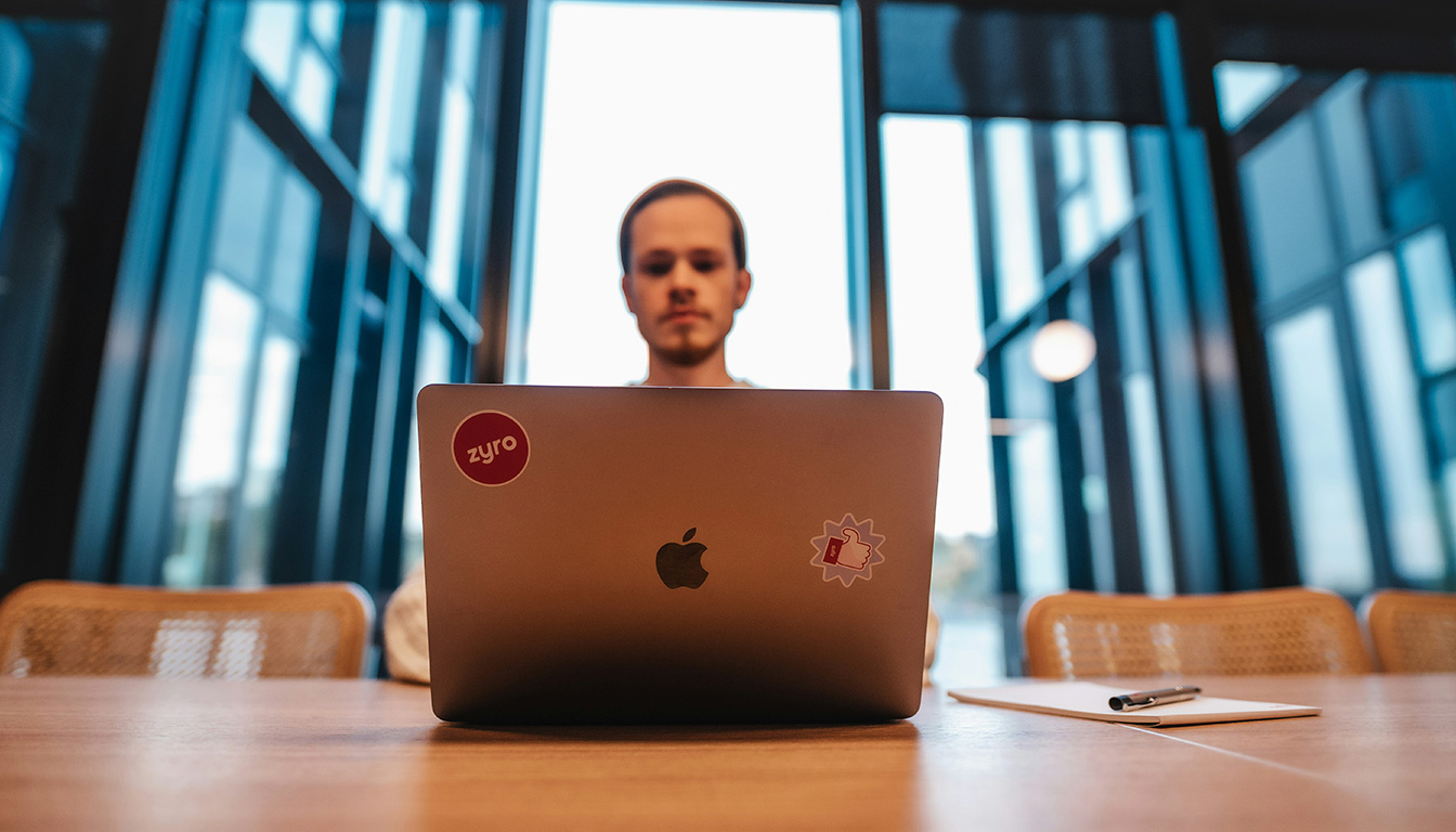 découvrez la définition de la photo non contractuelle, son importance juridique et ses usages courants dans les documents et publicités.