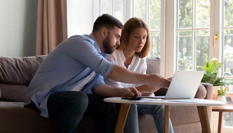 découvrez comment les ressources dépassant le montant fixé par décret en 2024 affectent la caf, l'apl, le rsa et d'autres aides sociales, et quelles sont les conséquences pour vos prestations.