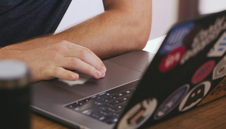 apprenez à calculer facilement votre taux horaire à partir de votre salaire et convertissez-le en salaire brut, net et annuel grâce à une méthode simple et efficace.