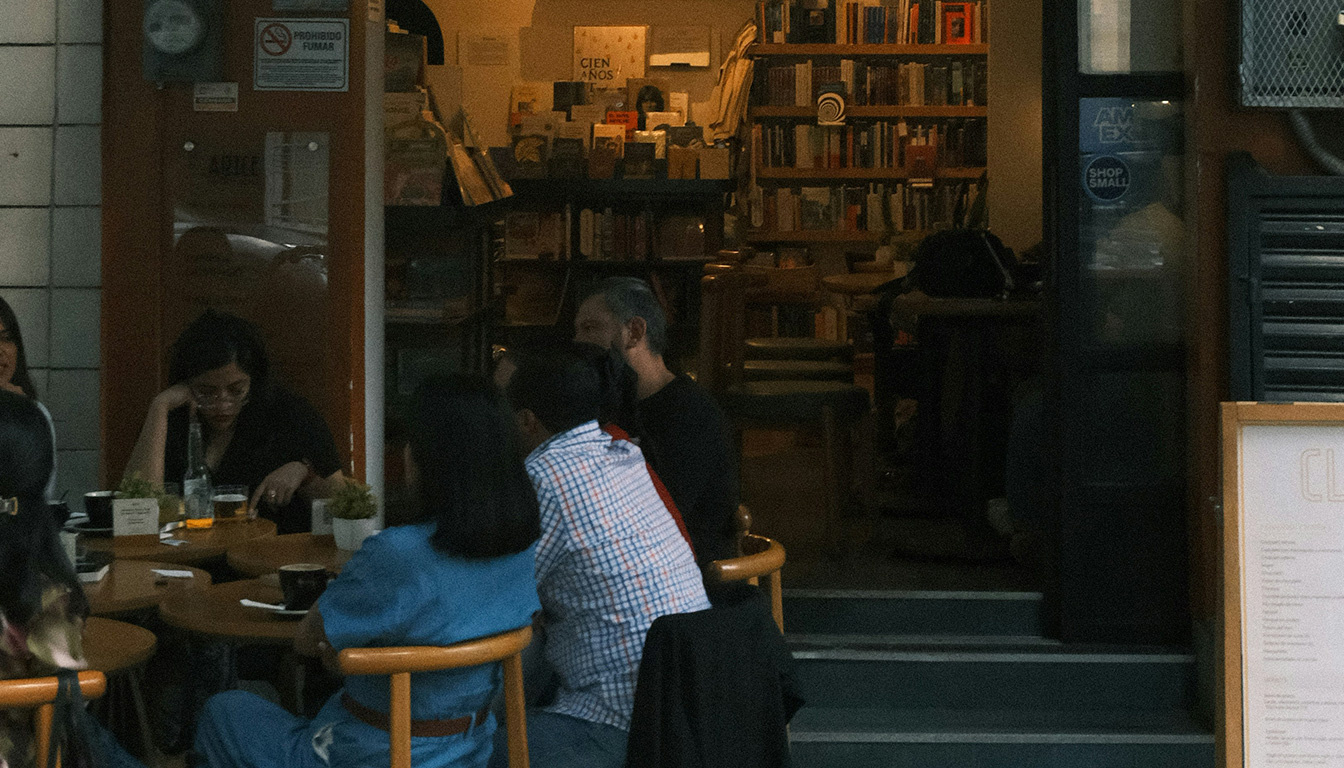 découvrez des conseils pratiques pour ouvrir votre librairie café et réussir votre projet alliant passion des livres et convivialité autour d'un café.