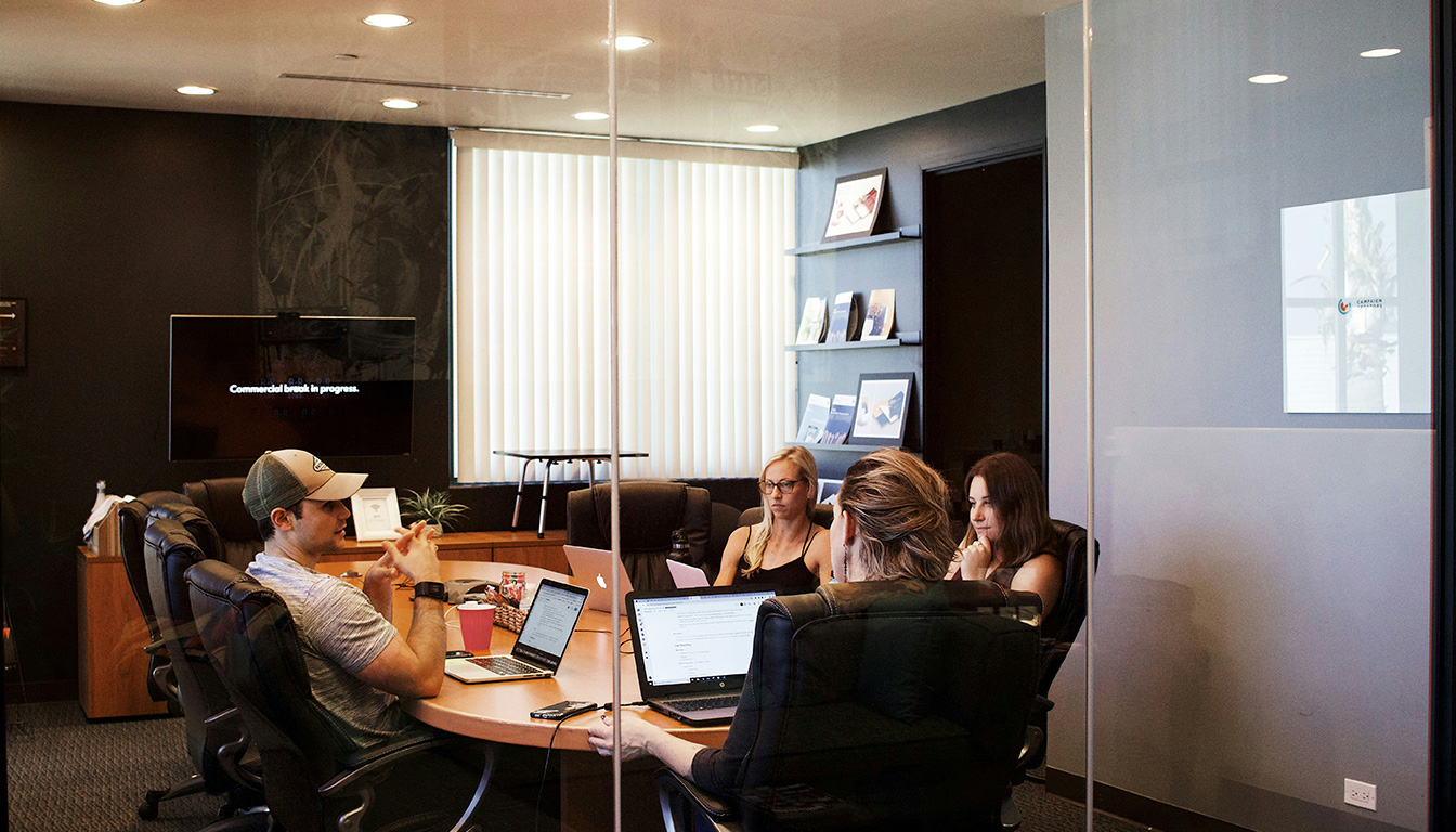 découvrez si la transformation d'un contrat à durée déterminée (cdd) en contrat à durée indéterminée (cdi) nécessite un avenant ou un nouveau contrat, avec nos conseils clairs et précis.