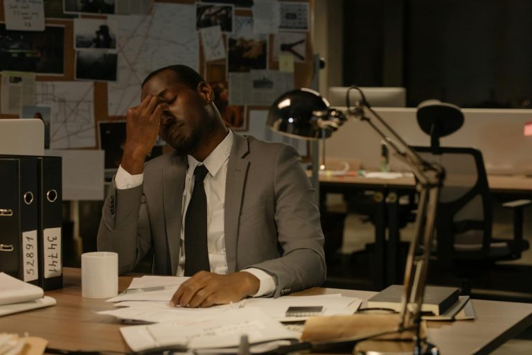 Calcul du repos compensateur de — travailleur de nuit dormant au bureau
