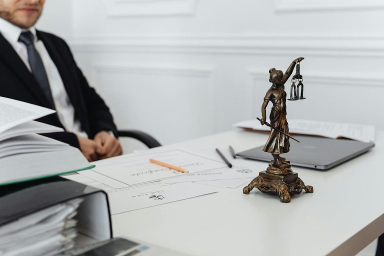 Combien gagne un clerc de — bureau notaire avec documents