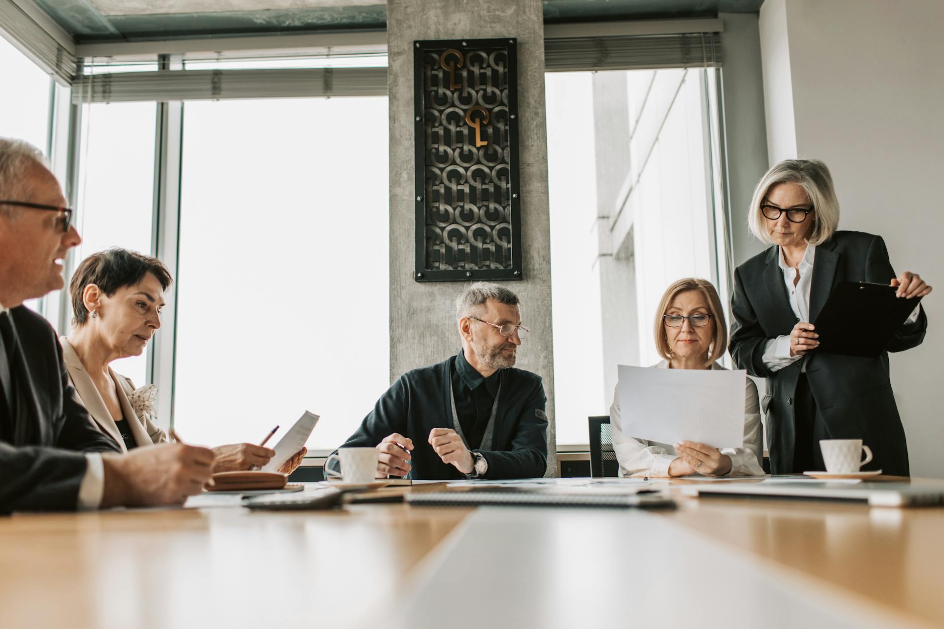 Annonce fin de période d’essai côté employeur : préparer le terrain avant de parler — réunion d'affaires discussion bureau