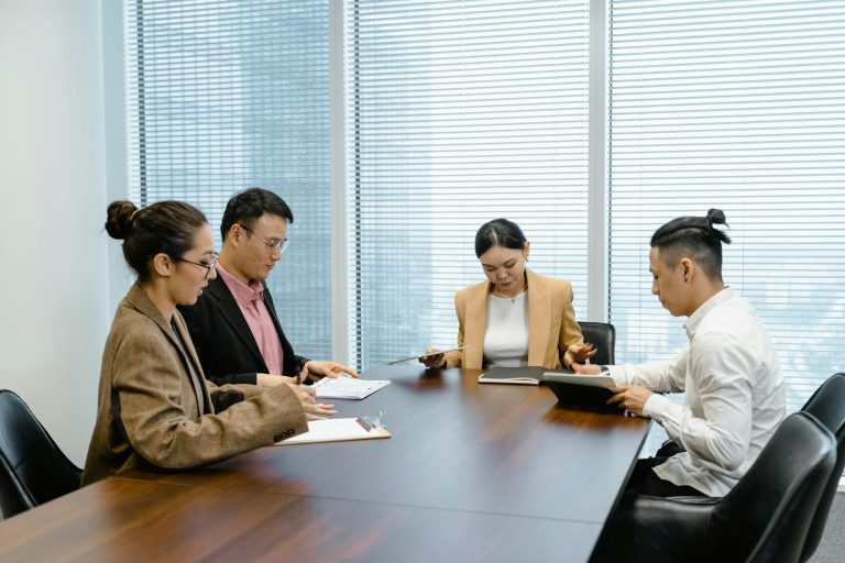 Comment annoncer une fin de — réunion d'affaires discussion bureau