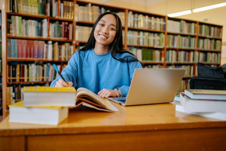 ENT Droit Aix accès, inscription — étudiant en droit étudiant avec ordinateur