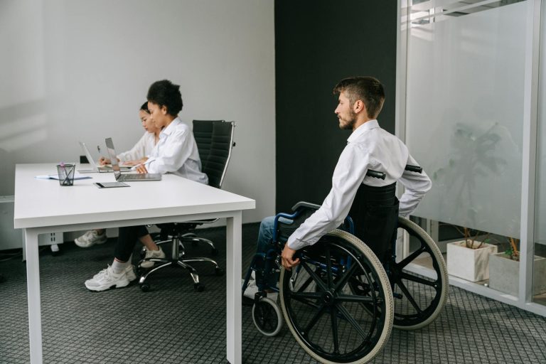 Exonération de charges patronales pour — employé handicapé travaillant au bureau
