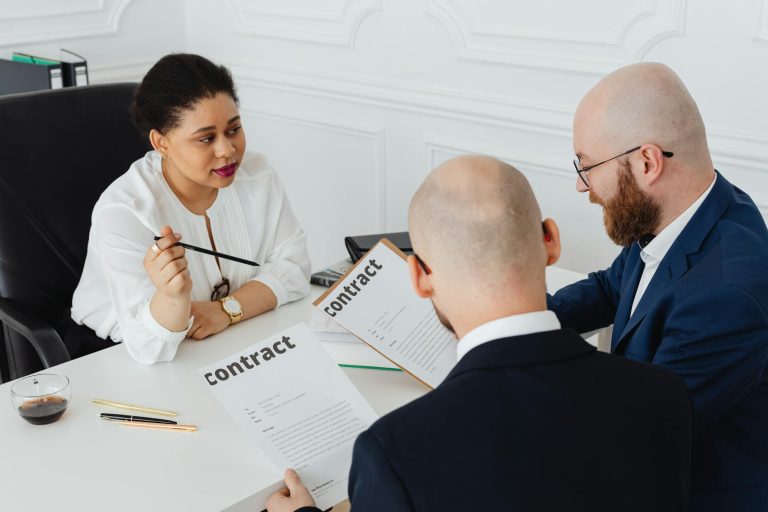 Notification de fin de période — réunion d'affaires signature contrat