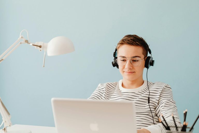 UBS ENT Lorient comment accéder — étudiant utilisant un ordinateur portable