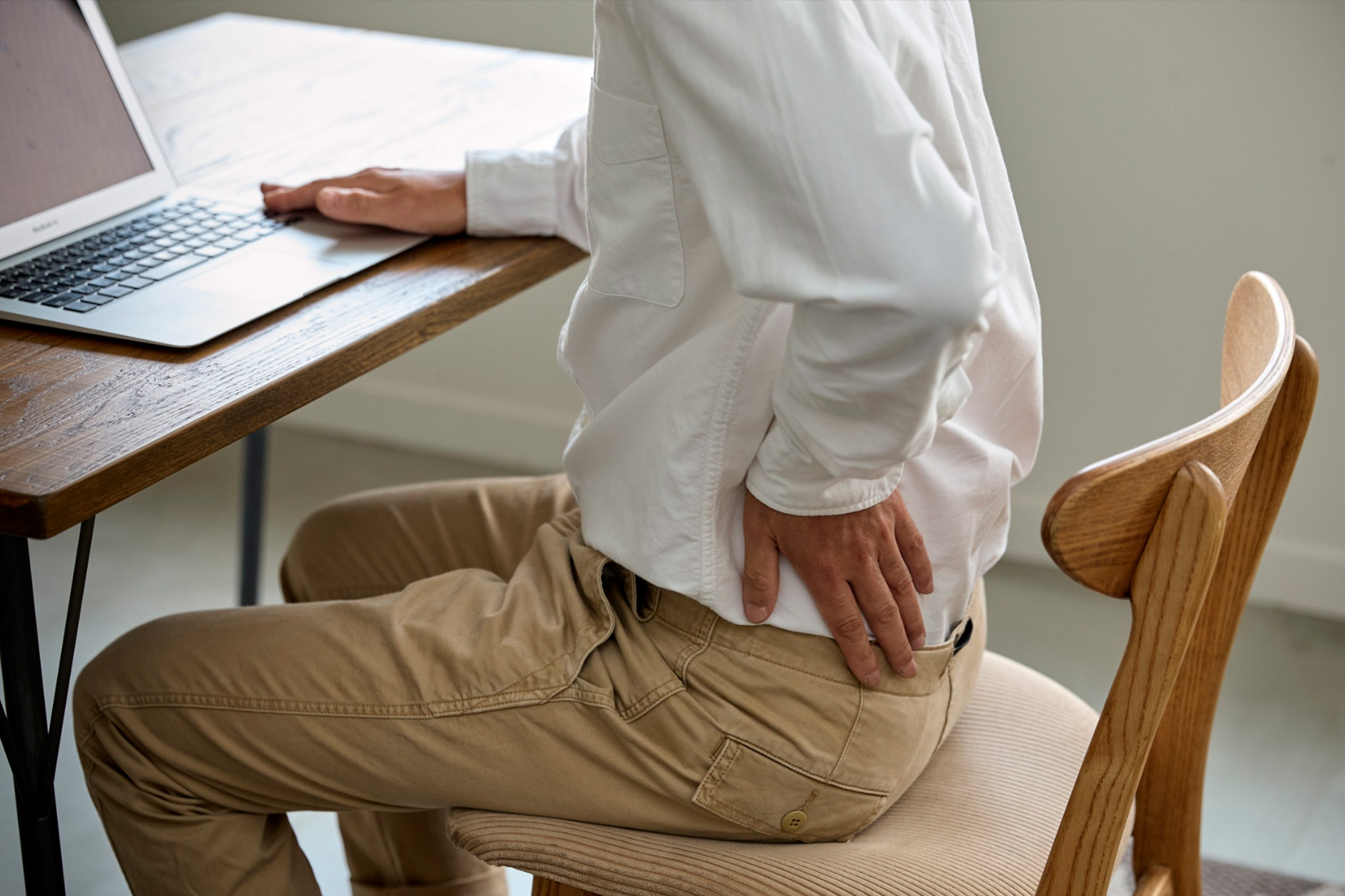 Combien de temps d'arrêt pour — personne avec douleur au dos s'étirant