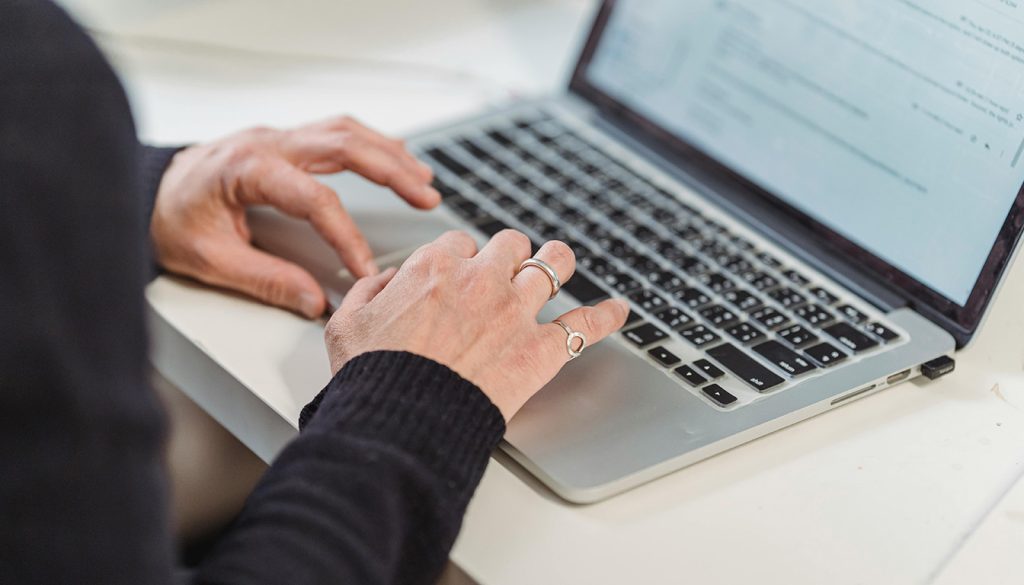 Mail de prise de contact professionnel : pourquoi les premières lignes décident de la suite — écriture d'email professionnel bureau