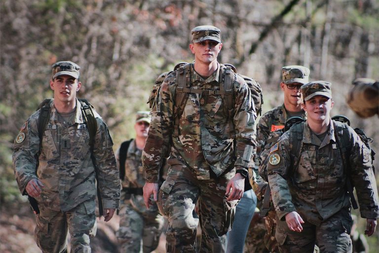 découvrez combien gagne un militaire, officier ou opérateur des forces spéciales au 1er rpima, avec une analyse détaillée des salaires et avantages.