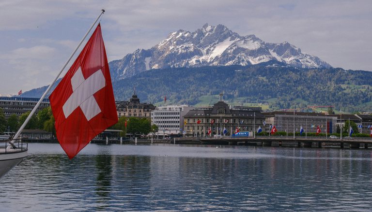 Découvrez comment les travailleurs frontaliers en Suisse peuvent optimiser leur salaire en tirant parti des fluctuations du taux de change pour maximiser leurs revenus.