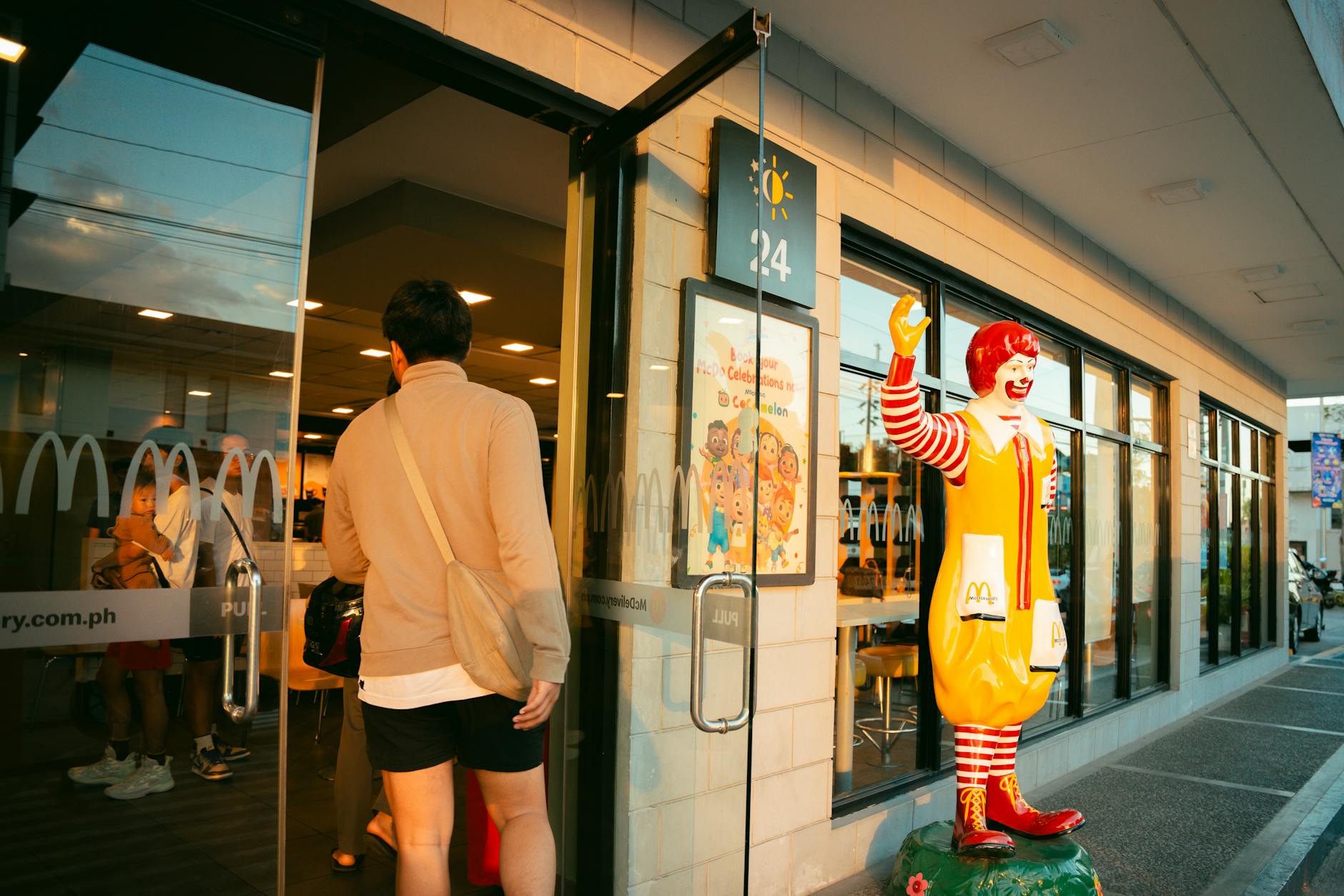 Âge minimum pour travailler au McDo : ce que la loi autorise vraiment — jeune travaillant chez McDonald's
