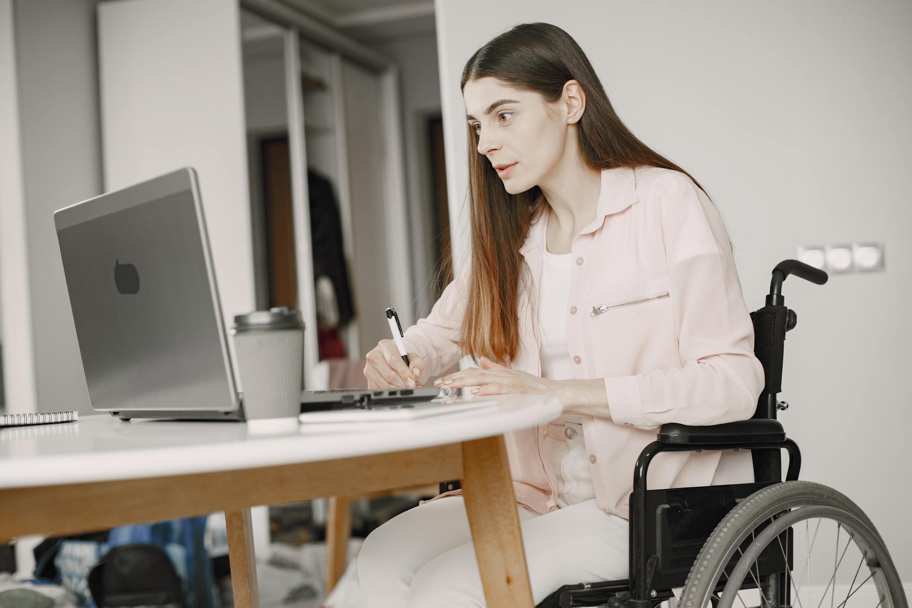 Combien d’heures peut-on travailler avec l’AAH sans perdre ses droits en 2026 ? — personne travaillant sur ordinateur avec handicap