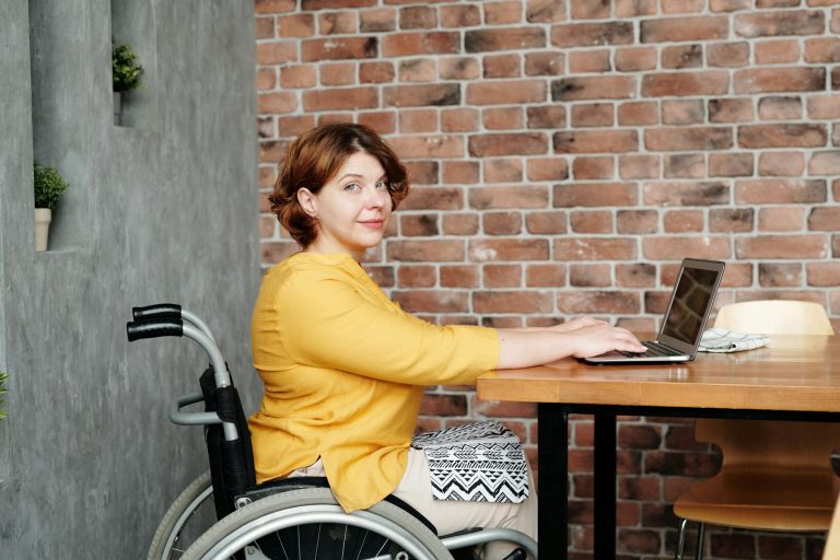 Combien d'heures peut-on travailler avec — personne travaillant sur ordinateur avec handicap