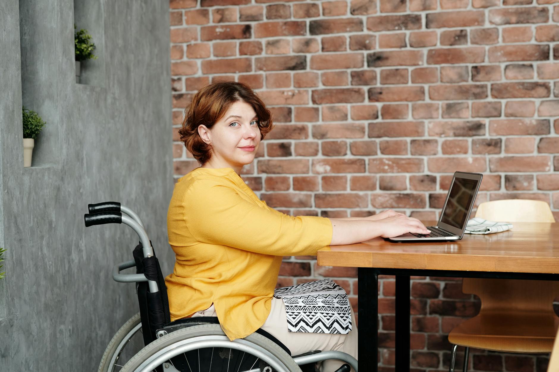Combien d'heures peut-on travailler avec — personne travaillant sur ordinateur avec handicap