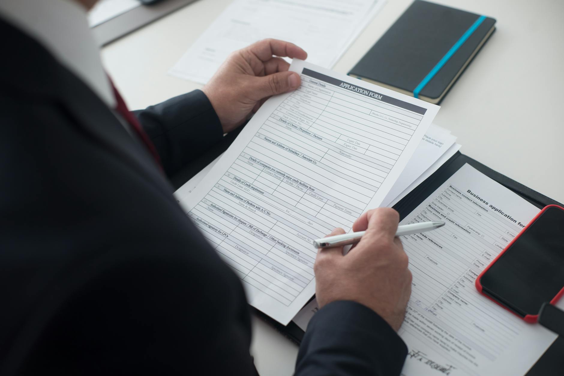 Cumuler AAH et chômage (ARE) en 2026 : cadre général, plafonds et logique de revenu minimum — personne remplissant un formulaire de demande d'emploi