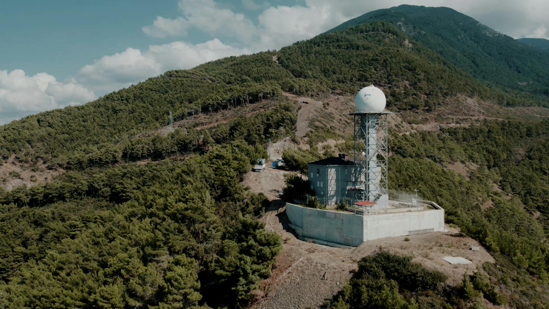 Devenir météorologue parcours, études et — météorologue analysant des données météo