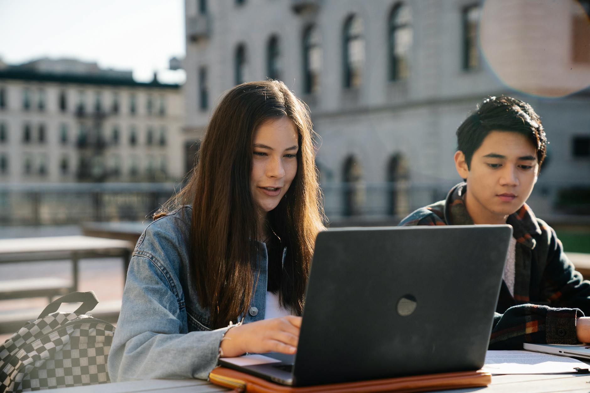 Educhorus comment fonctionne la plateforme — étudiants utilisant une plateforme éducative sur ordinateurs
