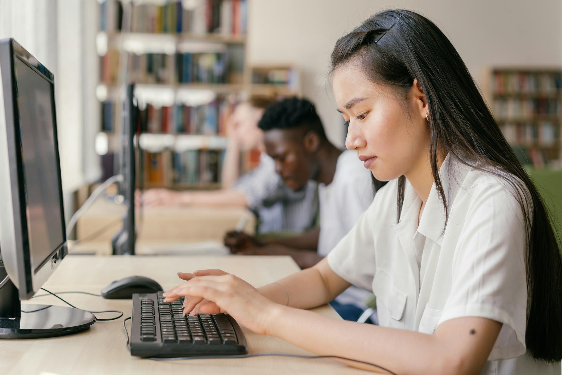 ENT Poitiers : un portail unique pour la connexion, la messagerie et l’emploi du temps — étudiant utilisant une plateforme d'apprentissage en ligne