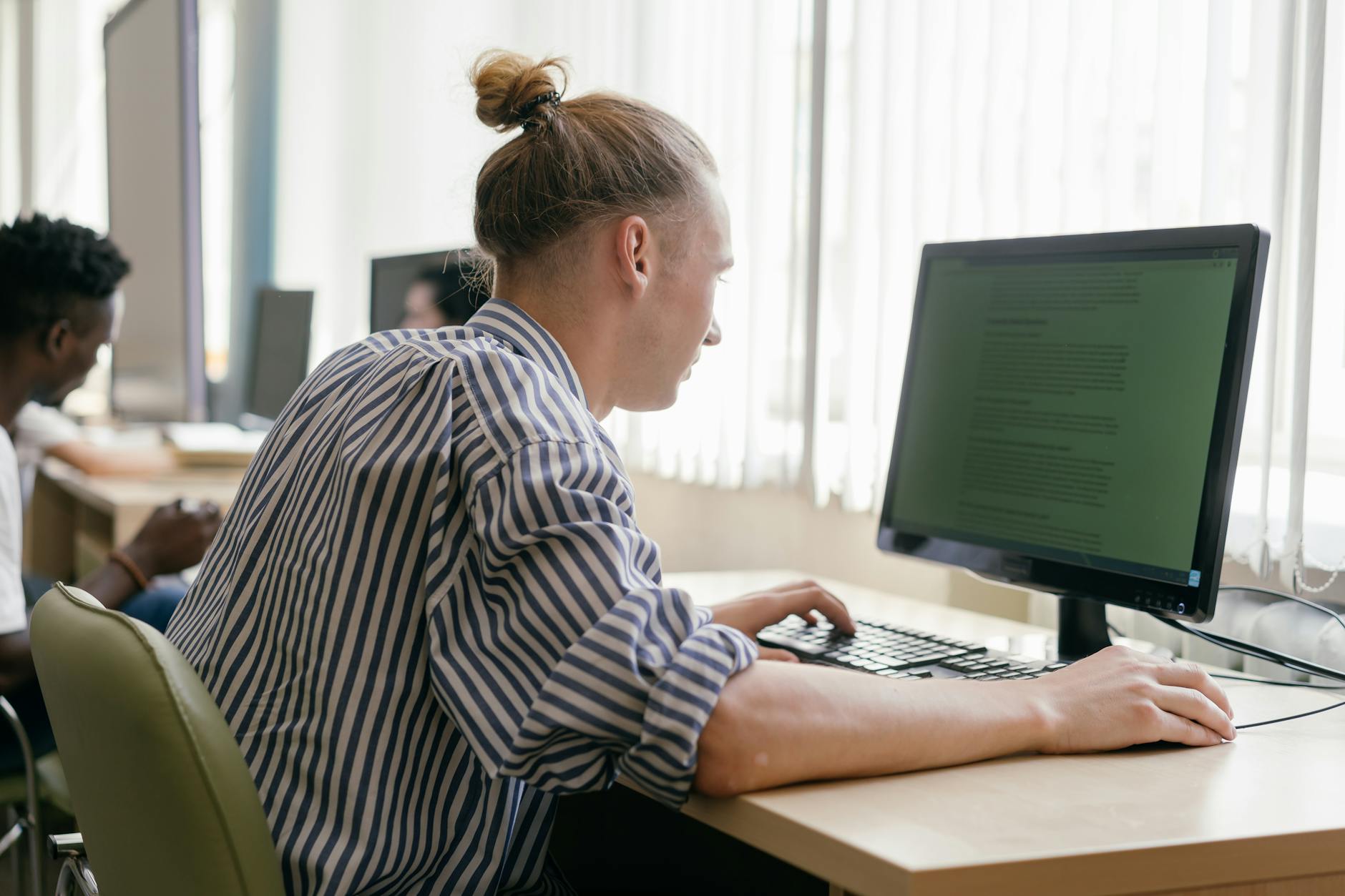 ENT Poitiers connexion, messagerie, emploi — étudiant utilisant une plateforme d'apprentissage en ligne