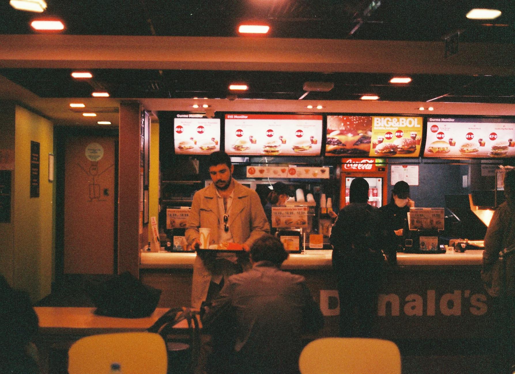 Lettre de motivation McDo : comprendre ce que le recruteur veut vraiment lire — jeunes travaillant dans un fast-food