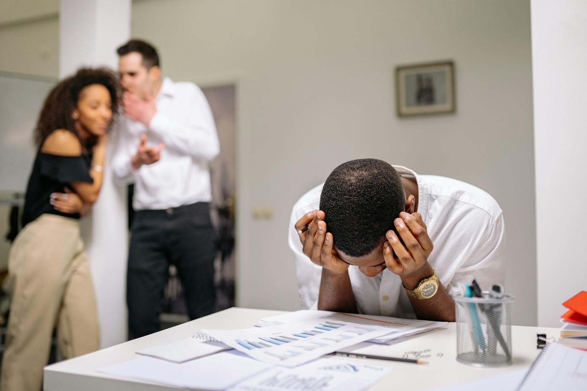 Inconvénient de déclarer une maladie — travailleur de bureau stress problèmes de santé