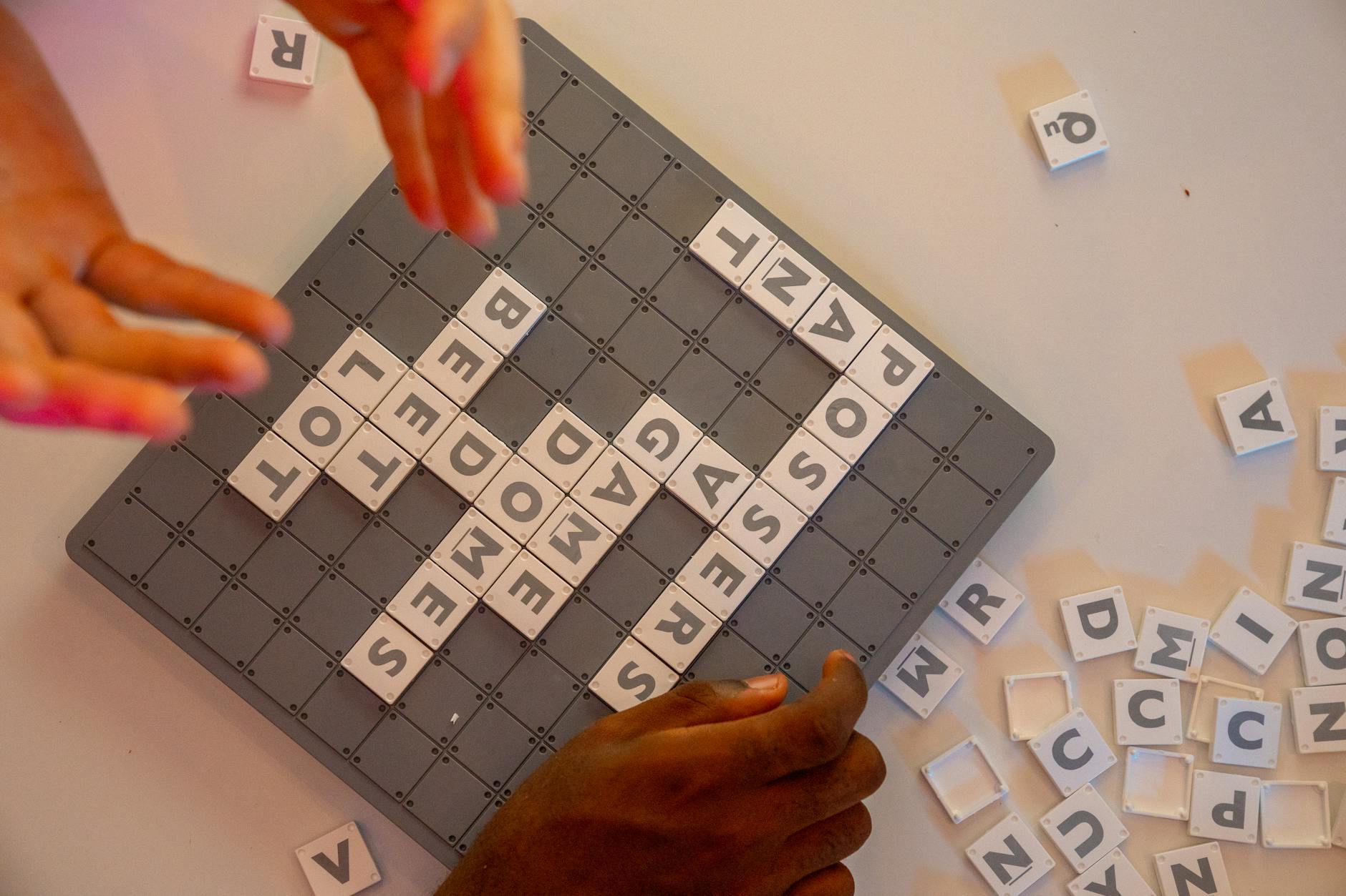 Métier en Y pour jeux de lettres : panorama des termes vraiment exploitables — enfants jouant à des jeux de lettres