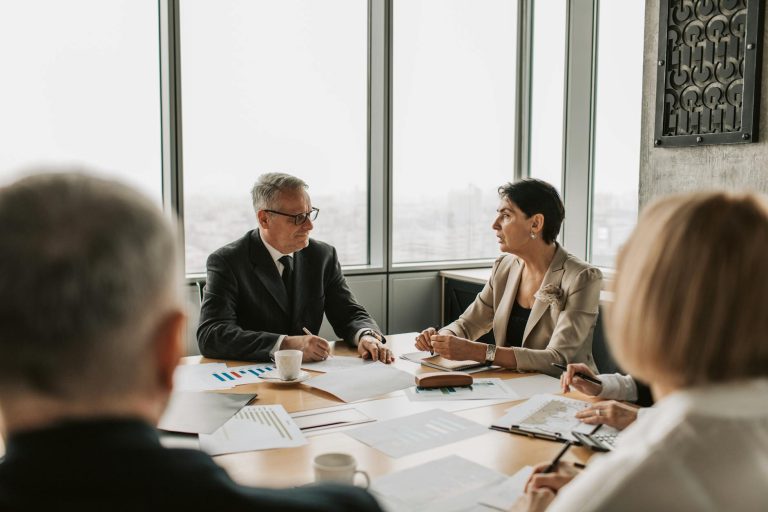 Mon patron vend son entreprise — réunion d'affaires discussion bureau