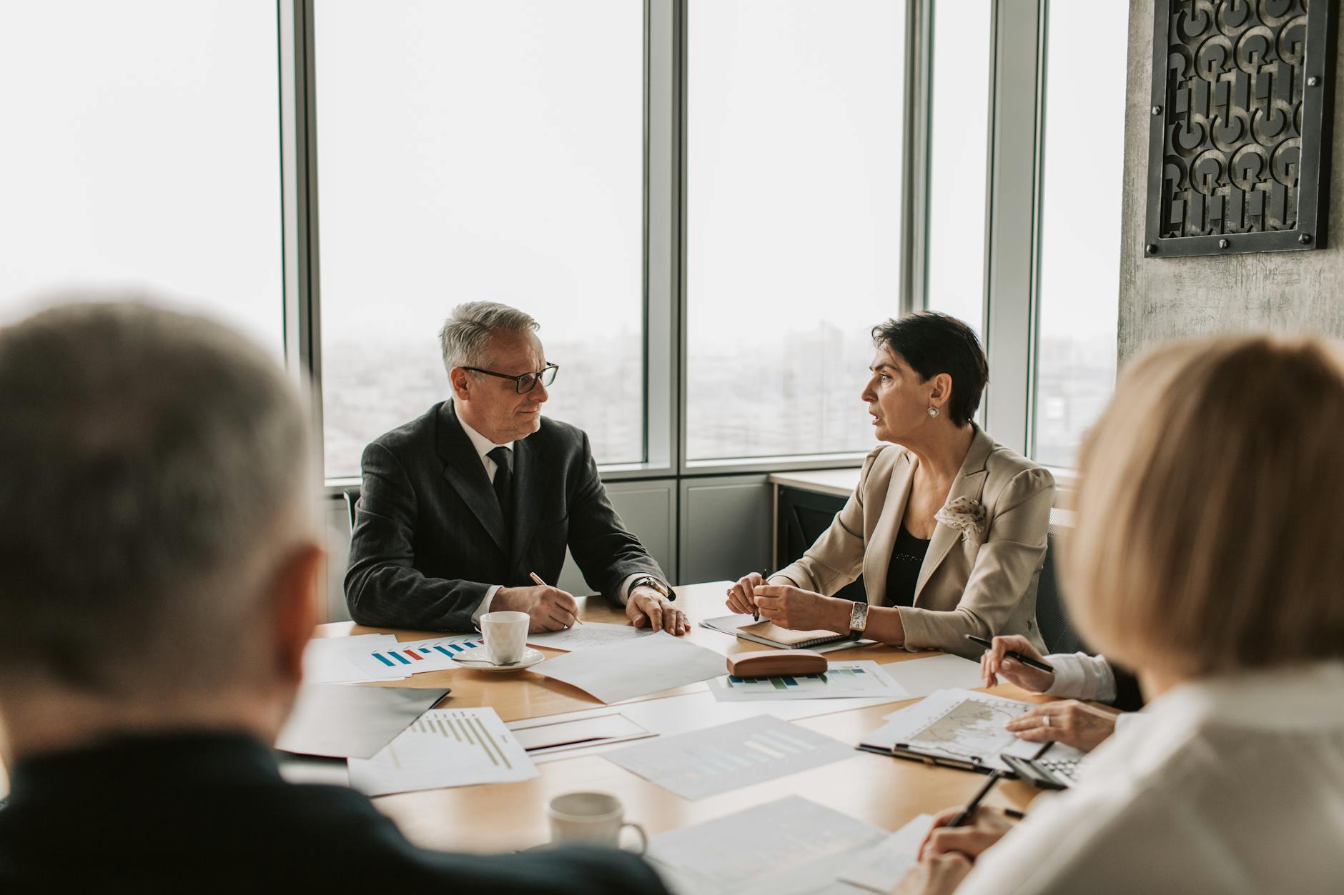 Mon patron vend son entreprise — réunion d'affaires discussion bureau