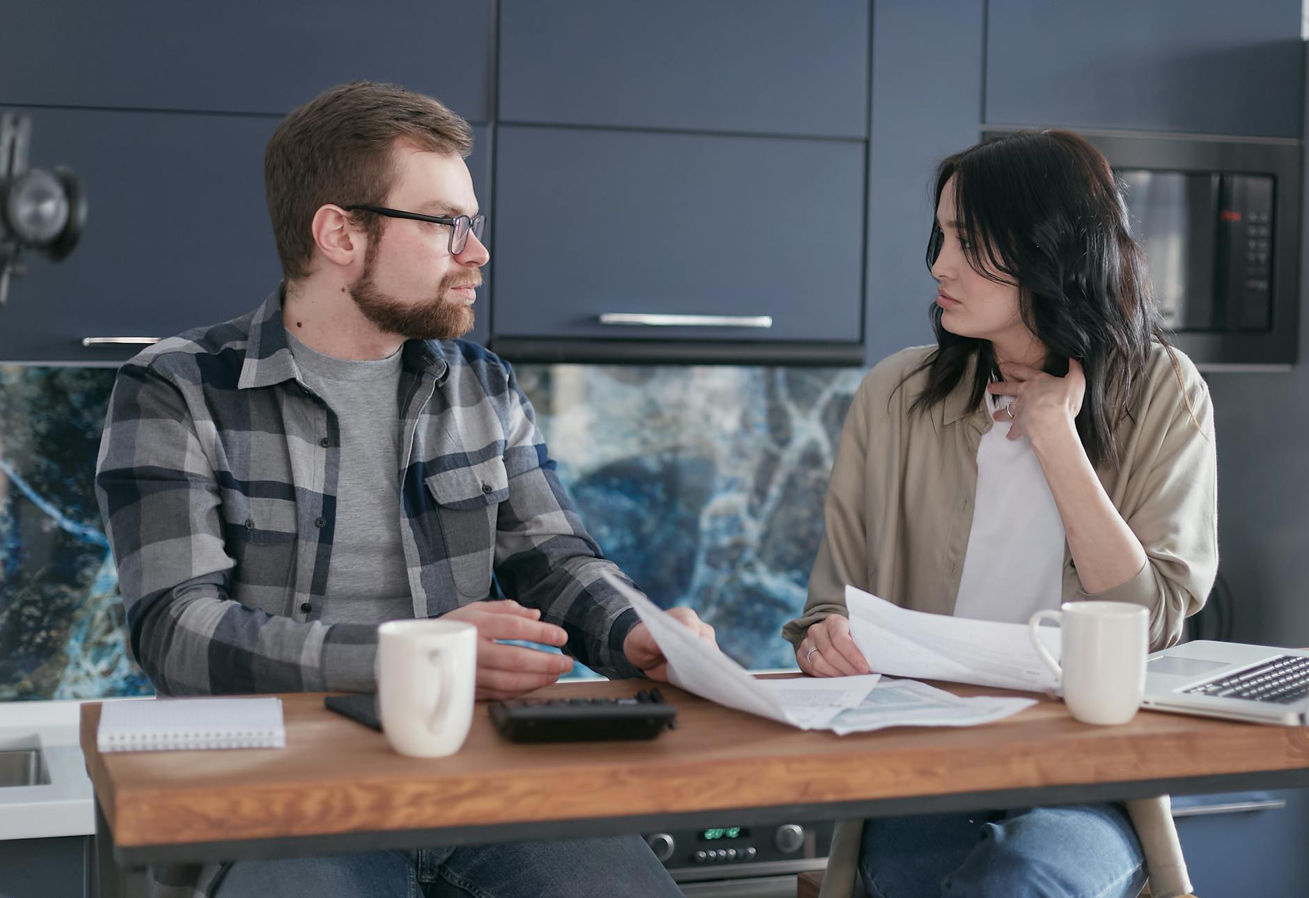 Montant RSA pour un couple : barème officiel, plafonds et forfait logement — couple discutant finances à la maison