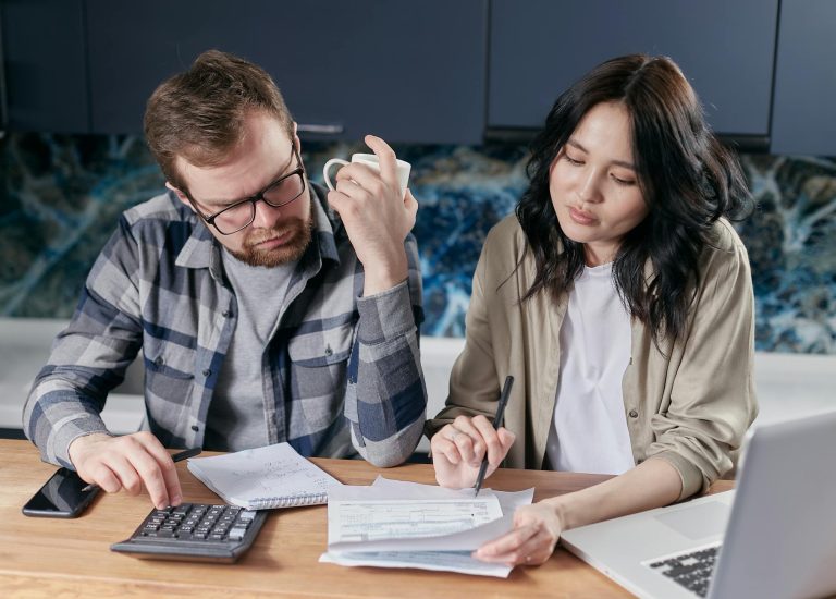 Montant RSA pour un couple — couple discutant finances à la maison