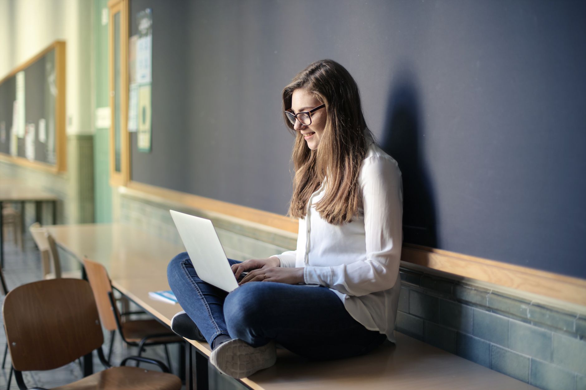 Netocentre CFA et ENT régionaux : comprendre la logique avant de chercher à se connecter — étudiant utilisant un ordinateur portable