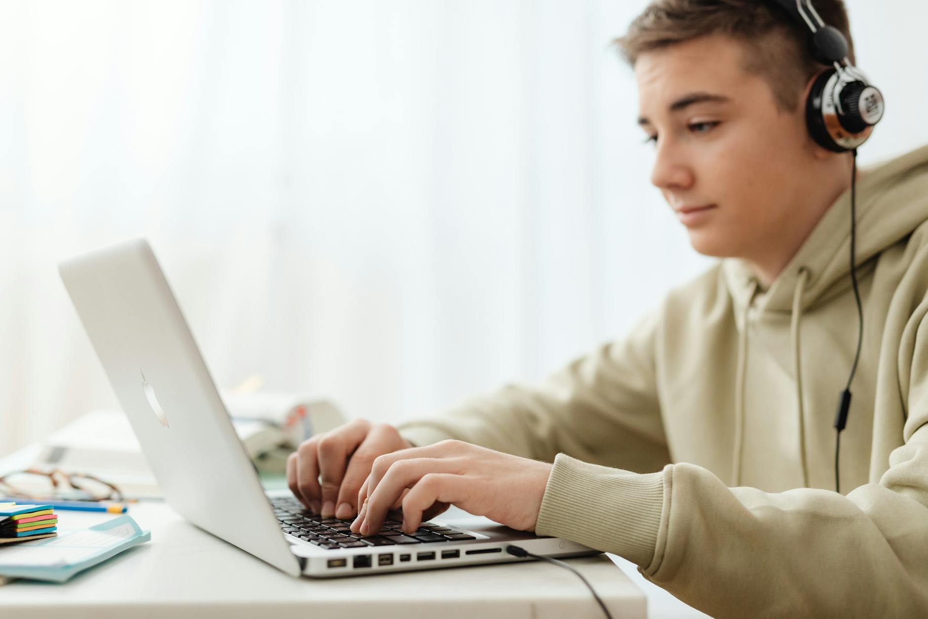 Netocentre CFA comment accéder à — étudiant utilisant un ordinateur portable