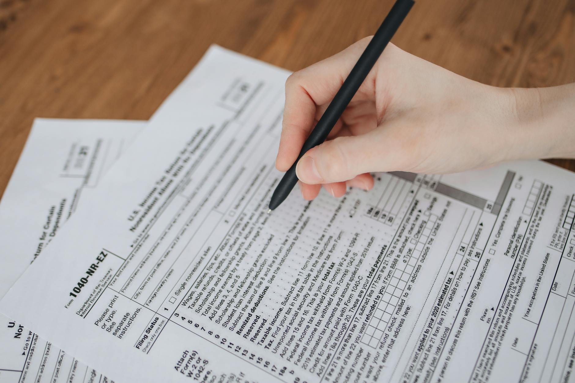 Retraite pour invalidité et fonction publique : comprendre le cadre avant de parler de refus — bureau gouvernemental documents retraite invalidité