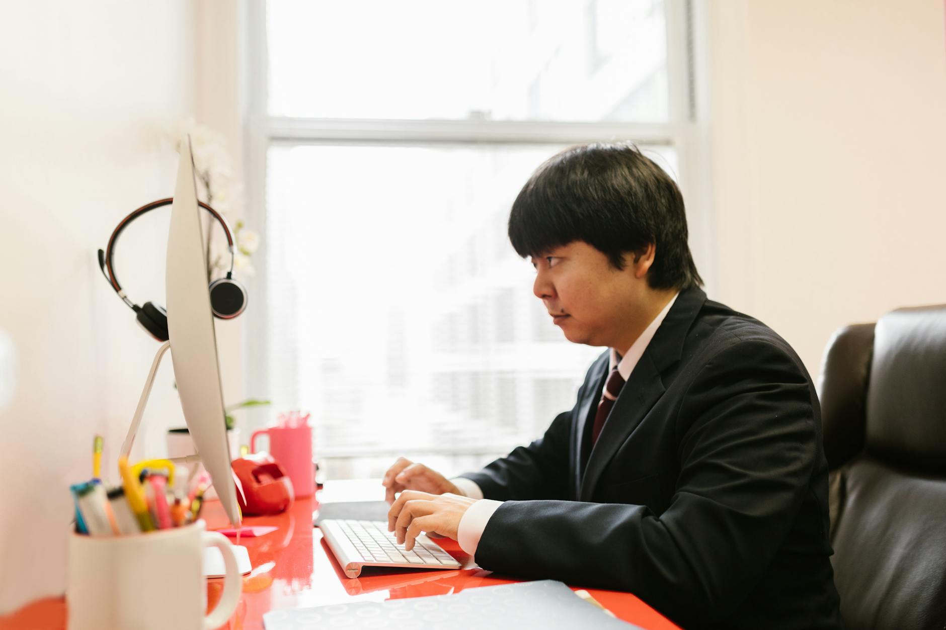 SMIC Japon 2026 et conversion en euros : comprendre les montants sans se tromper — salaryman japonais travaillant au bureau