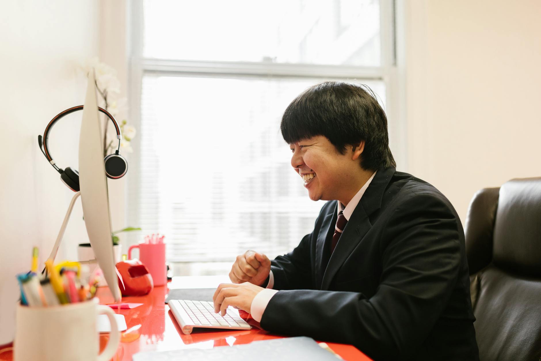 SMIC Japon 2026 montant en — salaryman japonais travaillant au bureau