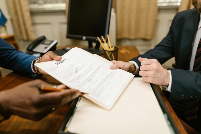 Un employeur peut-il porter plainte — réunion d'affaires documents juridiques