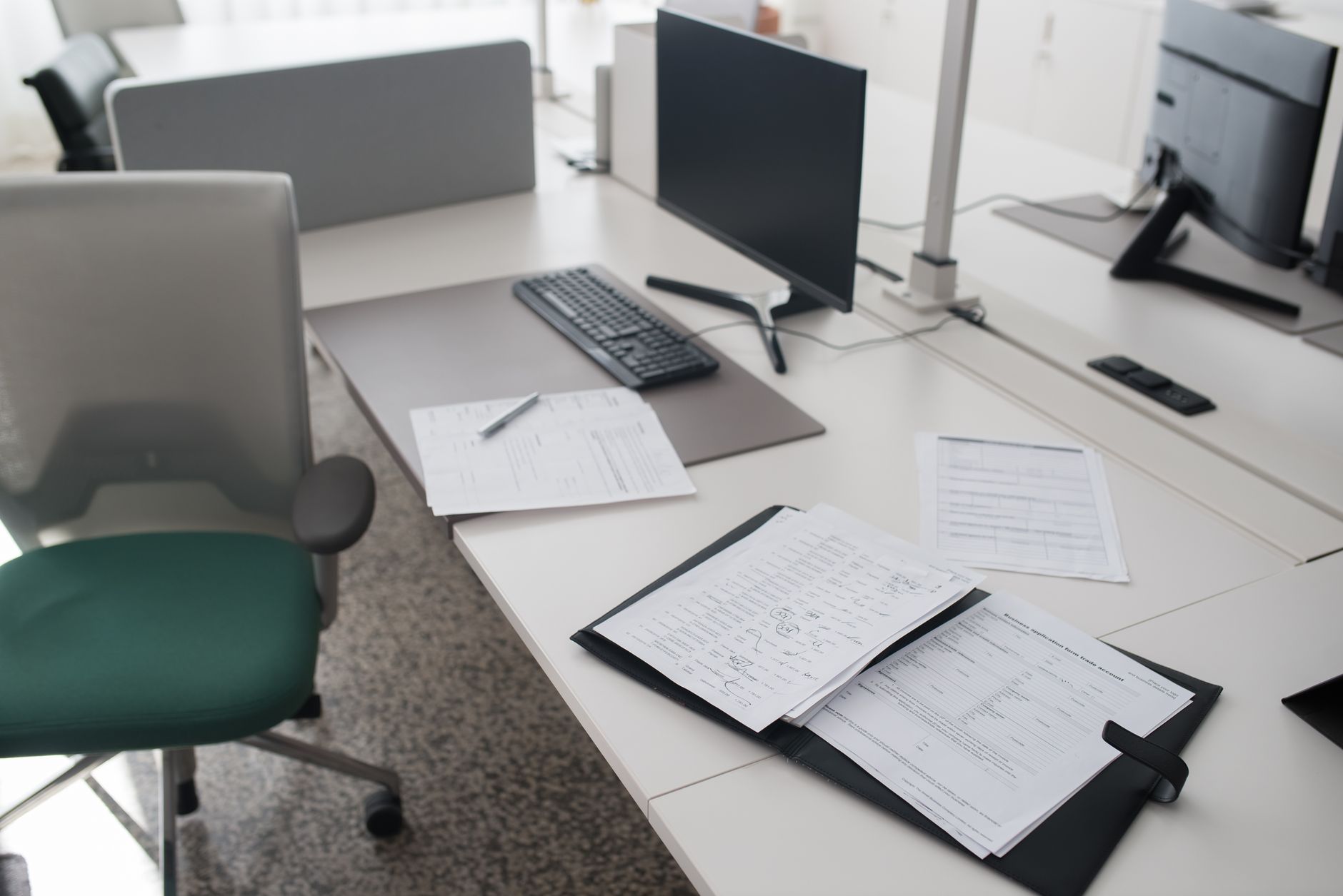 39h semaine en mois calcul — bureau avec ordinateur et documents