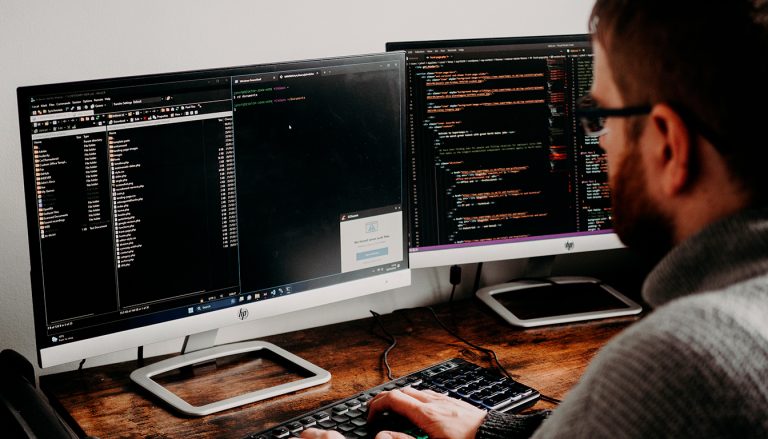 Du salariat tech à l'indépendance : le statut hybride qui rassure pendant une transition de carrière IT