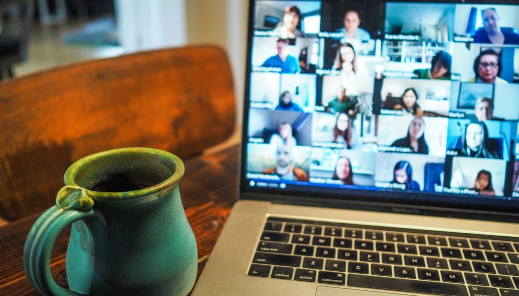 Formation SAP gratuite en ligne : poser les bonnes bases et choisir ton premier parcours — personne étudiant le logiciel SAP sur ordinateur